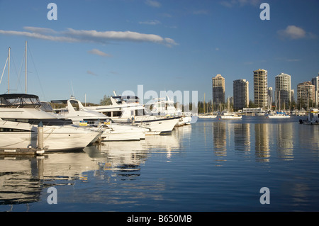 Mariners Cove Marina et les immeubles de grande hauteur Main Beach Gold Coast Queensland Australie Banque D'Images