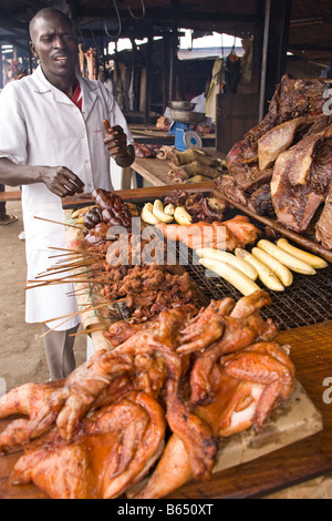 Vendeur au marché de la viande, Douala, Cameroun, Afrique Banque D'Images