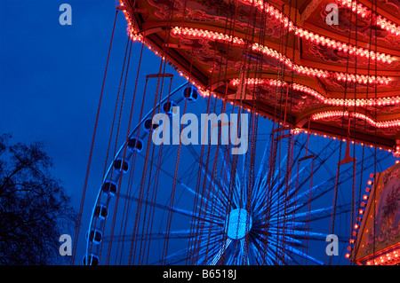 Un manège et Grande Roue Winter Wonderland, Londres Banque D'Images