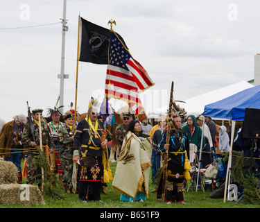 Les Américains autochtones de guérison à l'esprit cheval PowWow de Mt. Aéré, Maryland portent un drapeau américain drapeau POW-MIA. Stand-ils lire Banque D'Images