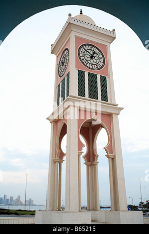 La tour de l'horloge à l'extérieur du palais de l'Émir Diwan dans le centre de Doha Qatar Banque D'Images