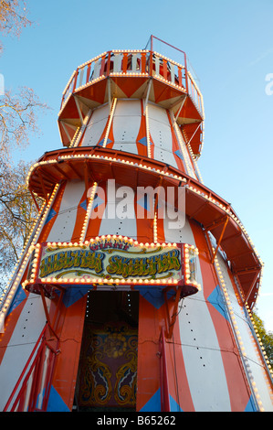 Un pêle-mêle ride au Winter Wonderland, Hyde Park, Londres. Banque D'Images