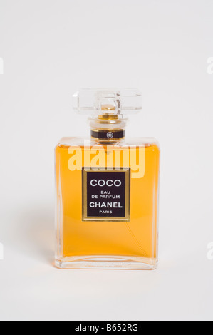 Une bouteille d'eau de parfum Coco Chanel luxe coûteux de haute qualité parfum femme sur fond blanc Banque D'Images