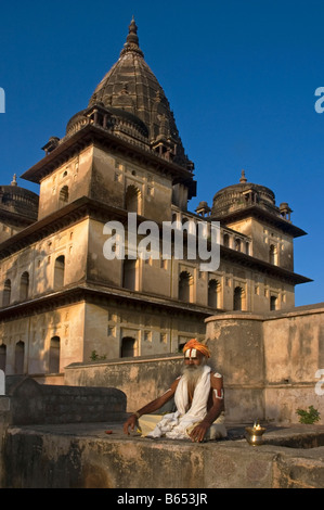 Un Sadhu hindou ou saint homme est assis le matin soleil au bord de la rivière Betwa à Orcha, Orchha, Inde Banque D'Images