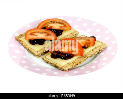 Pain de seigle avec du fromage et de la tomate Pickle Banque D'Images