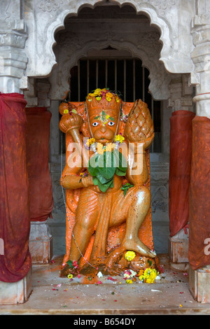 L'Inde, Mumbai, Maharashtra, l'intérieur du temple Babulnath (hindou). Statue de Hanuman dieu idole Banque D'Images