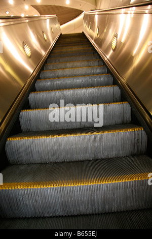 Escaliers mécaniques dans la station de métro ligne rouge Banque D'Images