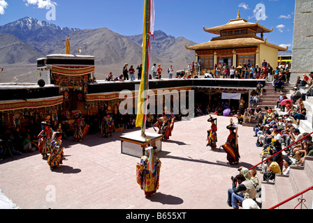 C'est festival du Ladakh les moines sont la danse du masque et prier en Inde Ladakh Monastère spitok. Banque D'Images