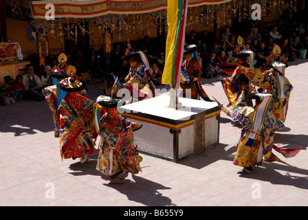 C'est festival du Ladakh les moines sont la danse du masque et prier en Inde Ladakh Monastère spitok. Banque D'Images