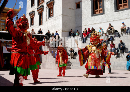 C'est festival du Ladakh les moines sont la danse du masque et prier en Inde Ladakh Monastère spitok. Banque D'Images