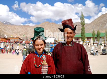 Une femme Ladakhis et l'homme vêtu du costume traditionnel robe ladakhis au Ladakh festivals.. Banque D'Images