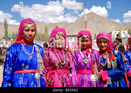 Femme portant ladakhis ladakhis au Ladakh traditionnel robe de festivals.. Banque D'Images