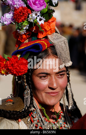 Ladakhis une femme portant une coiffe traditionnelle, Drogba,en festivals ladakhis Banque D'Images