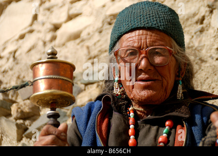 Surtout l'ancienne génération au Ladakh est souvent être vu prier ils répètent leur Om Mani Padme Hum, encore et encore Banque D'Images