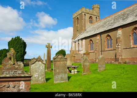 9e siècle croix dans le cimetière de l'église St Paul, Irton vert, West Cumbria, Angleterre Royaume-uni Banque D'Images