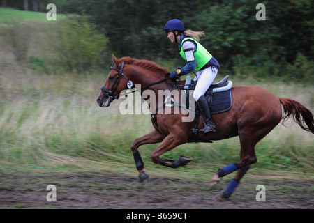 Horse rider au début pendant une journée de concours complet Banque D'Images