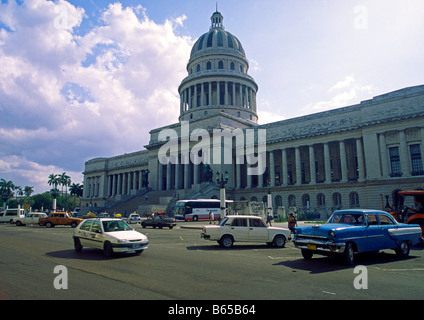 Vieilles voitures au bâtiment du Capitole à La Havane Cuba Banque D'Images