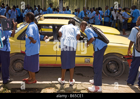 Les écoliers Douala Cameroun Afrique Banque D'Images