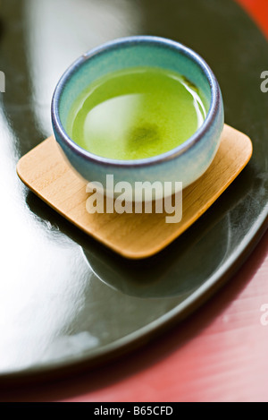 Tasse de thé vert avec des sédiments au fond Banque D'Images