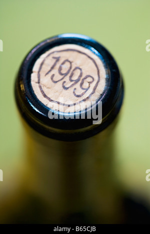 Année Vintage imprimé le bouchon de bouteille de vin, close-up Banque D'Images