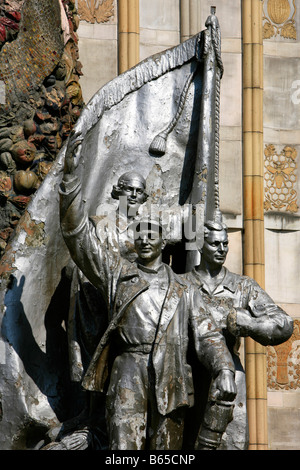 Statue de travailleurs à l'extérieur le pavillon soviétique de l'Ukraine à l'exposition à Moscou, Russie Banque D'Images