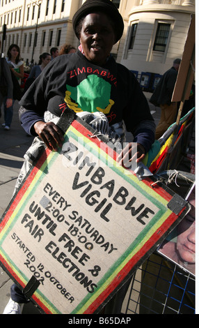 L'extérieur du Zimbabwe manifestant House, Londres Banque D'Images