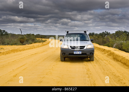 Un 4RM de descendre une route non scellés de sable dans le Parc National de Kalbarri, Australie occidentale Banque D'Images