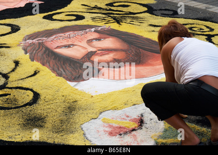 Portrait de Jésus le Christ portant couronne d'épines peint sur route bordée de sel coloré. La Isleta, Las Palmas, Gran Canaria Banque D'Images