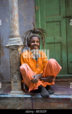 L'Inde, Varanasi, Gange, hindou pelgrims viennent de tout le pays afin de laver leurs péchés dans le Gange. Sadhu. Banque D'Images