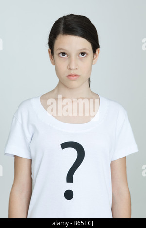 Preteen girl wearing tee-shirt imprimé avec point d'interrogation, portrait Banque D'Images
