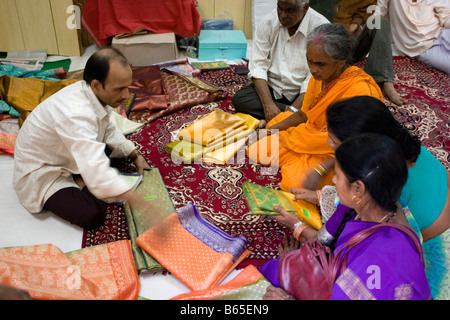 L'Inde, Uttar Pradesh, Varanasi, Gange, vieille ville. La vente de saris en soie. Banque D'Images