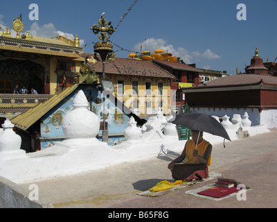 Le moine bouddhiste méditant au stupa de Bouddhanath (voir la note dans la description) près de Katmandou, Népal. Banque D'Images