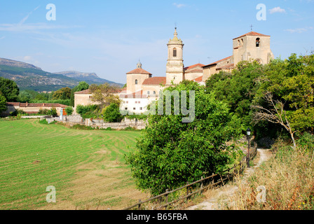 Monastère et le village. Santo Domingo de Silos. Province de Burgos. Castille Leon. L'Espagne. Banque D'Images