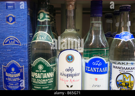 Grèce iconique. Bouteilles d'Ouzo Banque D'Images