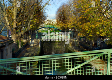 Paris France, scène de rue, Pont piétonnier sur le Canal Saint Martin, arbres d'automne Banque D'Images