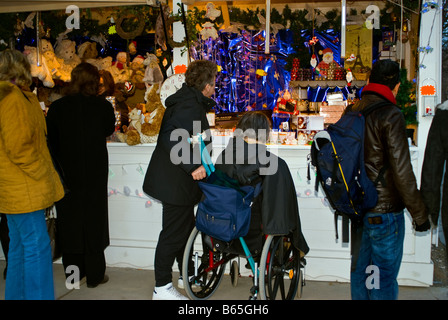 Paris France, 'Christmas Shopping' 'Xmas Shopping' foule au Marché de Noël "traditionnel" Mobilité Banque D'Images