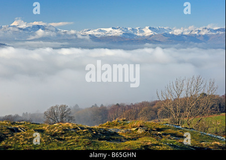 Inversion de température sur Windermere et le sud des monts d'Orrest Head. Parc National de Lake District, Cumbria, Angleterre. Banque D'Images