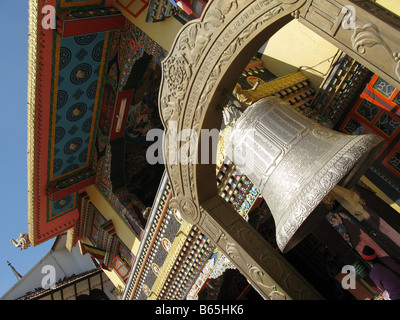 La prière à l'extérieur géant bell Gourou Lhakhang (Tamang Gompa) temple bouddhiste Bouddhanath (voir la note dans la description) Katmandou, Népal, Banque D'Images