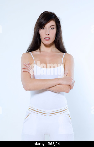 Belle jeune femme portraits dans les vêtements d'entraînement sur fond isolé Banque D'Images