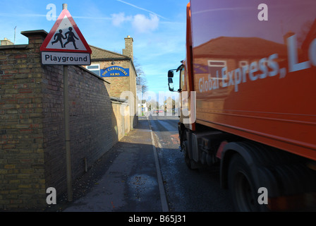 Panneau d'avertissement de passage de camions sur une aire de route mouillée Banque D'Images