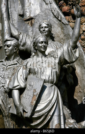 Statue de travailleurs à l'extérieur le pavillon soviétique de l'Ukraine à l'exposition à Moscou, Russie Banque D'Images