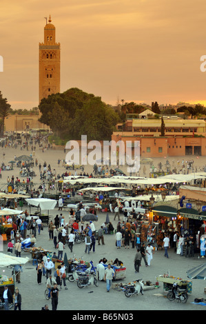 Des stands de nourriture et Koutoubia, Place Djemma el Fna, Marrakash, Maroc Banque D'Images