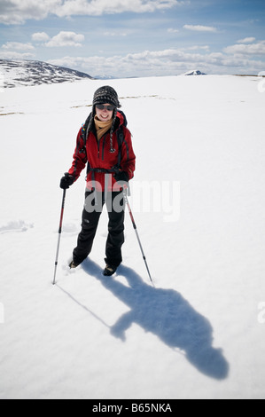 Female hiker est sur la neige près du sommet du Cairn Lochan en Ecosse, Cairngorms Banque D'Images