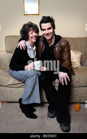 STEREOPHONICS SINGER KELLY JONES AVEC SA MÈRE BERYL À LA MAISON FAMILIALE À CWMAMAN GALLES DU SUD, décembre 2007. Banque D'Images