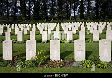 Les rangées de pierres tombales dans le cimetière de guerre Arnhem Pays-Bas Banque D'Images