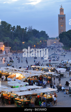 Des stands de nourriture et Koutoubia, Place Djemma el Fna, Marrakash, Maroc Banque D'Images