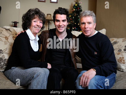 STEREOPHONICS SINGER KELLY JONES avec sa maman et papa BERYL OSCAR À LA MAISON FAMILIALE À CWMAMAN GALLES DU SUD, décembre 2007. Banque D'Images