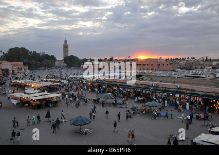 Des stands de nourriture et Koutoubia, Place Djemma el Fna, Marrakash, Maroc Banque D'Images