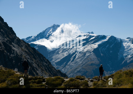 Montez au-dessus de la vallée de Matukituki, depuis la Cascade Saddle, le parc national de Mount Aspiring, South Island, Nouvelle-Zélande Banque D'Images