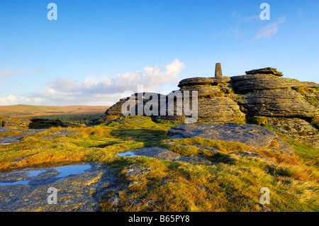 Tôt le matin, la lumière à Bellever Tor à Dartmoor dans le sud du Devon UK à la triangulation pilier sur le sommet Banque D'Images